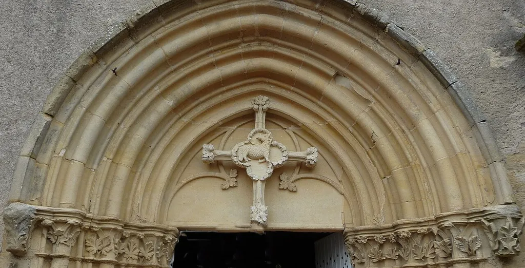 Porche de l'église de Saizy dans la Nièvre : agneau