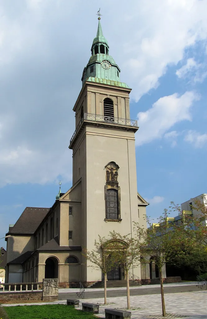 Die katholische Pfarrkirche Hl. Dreifaltigkeit in Wiebelskirchen, einem Stadtteil von Neunkirchen (Saar), Saarland