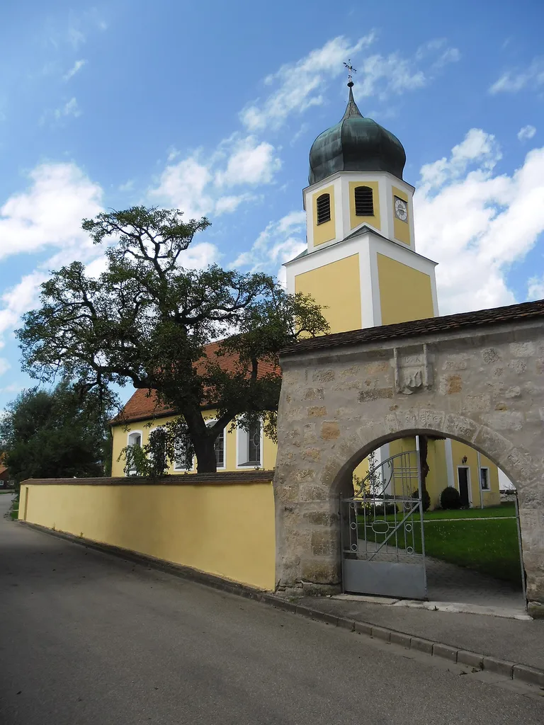 Friedhofstor und Kirchturm in Cronheim