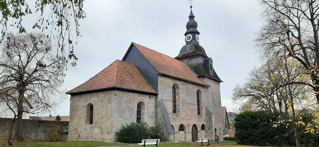 Die evangelische Kirche Goddelsheim, ehemalige Wehrkirche mit Resten der Wehrmauer