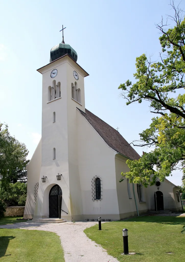 Die kath. Filialkirche zur Kreuzerhöhung in Landegg, ein Ortsteil der niederösterreichischen Marktgemeinde Pottendorf.
