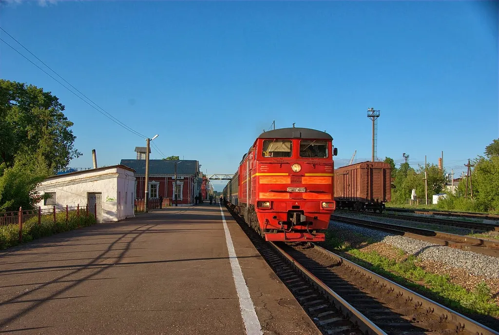 RZD 2TE10UT-0010 at Shuja station, suburban train Kovrov - Ivanovo