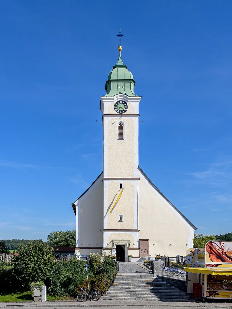 Katholische Pfarrkirche Mariae Himmelfahrt und Friedhof in Eitzing