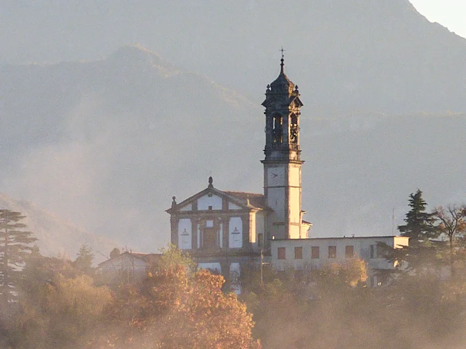 Il sorgere del sole illumina il paesaggio autunnale intorno alla Chiesa Parrocchiale di San Giuseppe. Lo sfondo è dominato dall'iconico Monte Resegone