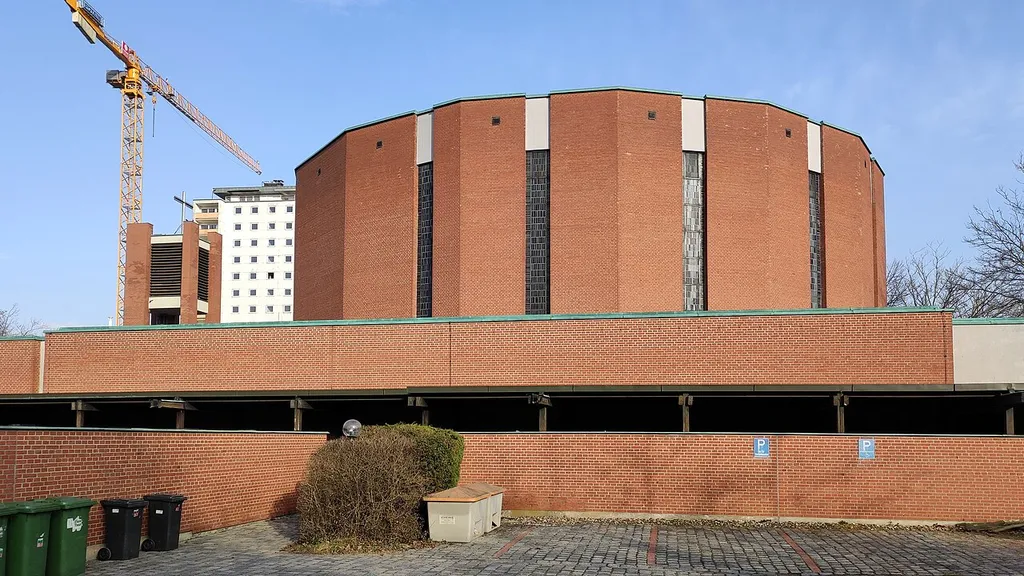 Die katholische Pfarrkirche St. Bonifaz steht an der Ecke Killermannstraße/Roter-Brach-Weg im Westenviertel von Regensburg.