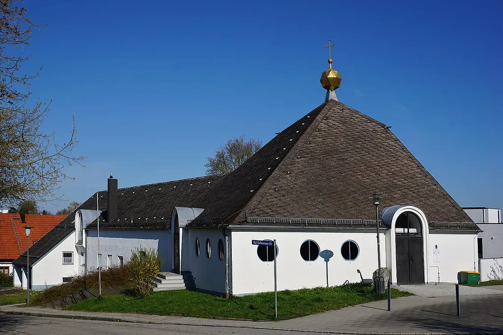 Evangelisch-lutherische Johanneskirche; zentralisierender Bau mit mächtigem Zeltdach und integriertem Glockenstuhl, von Olaf Andreas Gulbransson 1955–56; angefügtes Pfarrhaus mit Gemeinderäumen, gleichzeitig, 1978–80 erweitert.