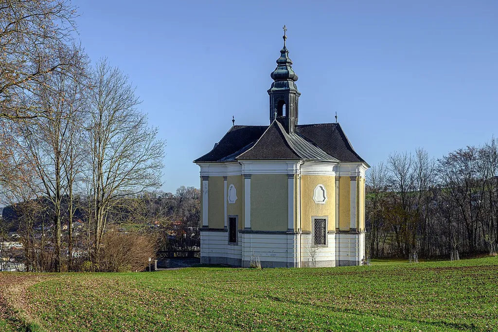 Die Kalvarienbergkirche zum Gekreuzigten Heiland in Kremsmünster steht auf einer Anhöhe über dem Ort.