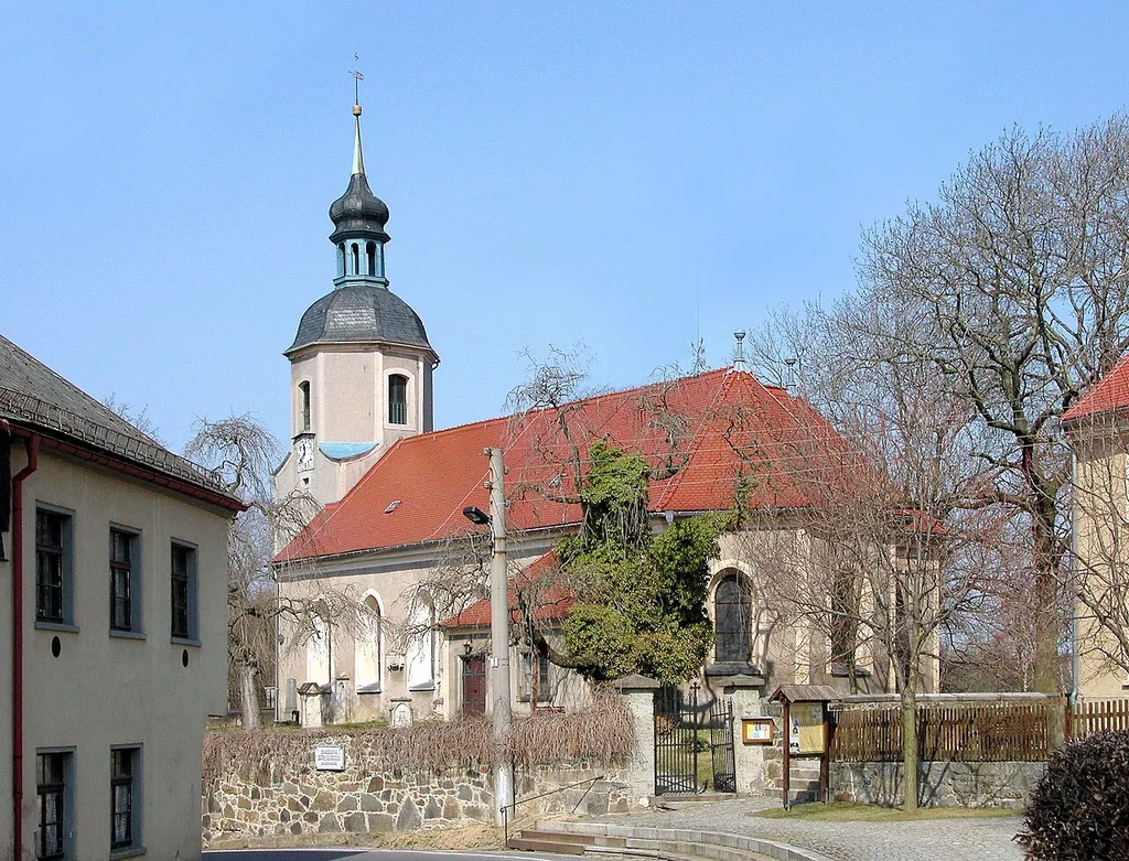 08.04.2006 01877 Schmölln (Schmölln-Putzkau): Evangelische Kirche Schmölln (GMP: 51.125082,14.236844). Der Grundbau der heutigen Schmöllner Kirche entstand vermutlich bereits im 14. Jahrhundert. 1692 wurde sie wesentlich erweitert und es erfolgte der Turmanbau im Westen. Die heutige Gestalt bekam die Kirche 1901/02. Sicht von Südosten. [DSCN9373.TIF]20060408050DR.JPG(c)Blobelt