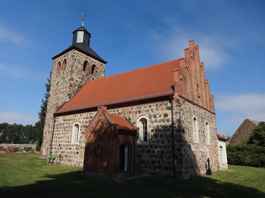 Die Dorfkirche in Fröhden ist eine Feldsteinkirche aus dem Anfang des 14. Jahrhunderts. Der Turm wurde im 15. Jahrhundert angebaut. Im Innern befinden sich unter anderem ein Altaraufsatz aus dem Jahr 1797 und eine Fünte aus dem Jahr 1851.