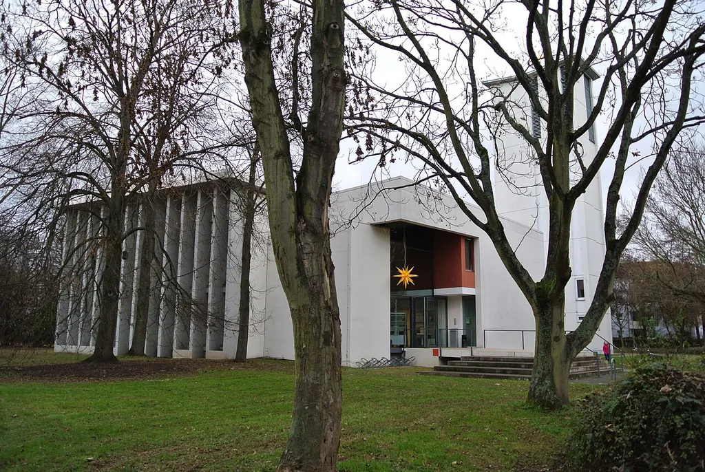 Evangelische Stephanuskirche in Frankfurt-Unterliederbach von 1964, Architekt Ernst Görcke, Südwestansicht
