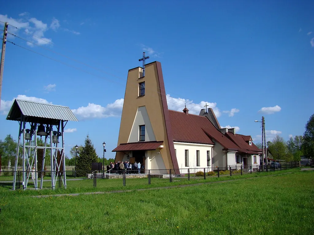 Kościół Najświętszej Maryi Panny Matki Miłosierdzia w Jastrzębiu. Budynek wzniesiono w latach 1982-1984 wg projektu Zygmunta Fagasa.