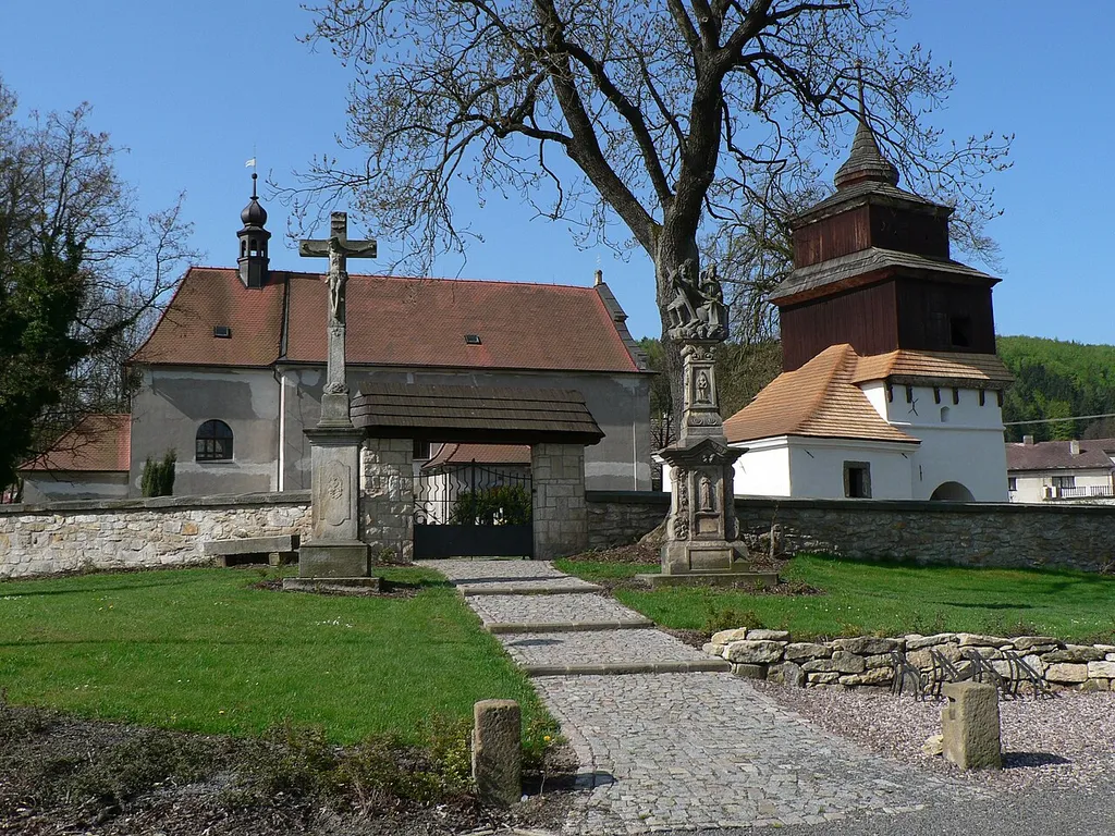 Semanín, kostel sv. Bartoloměje se zvonicí, křížem a Nejsvětější Trojicí
