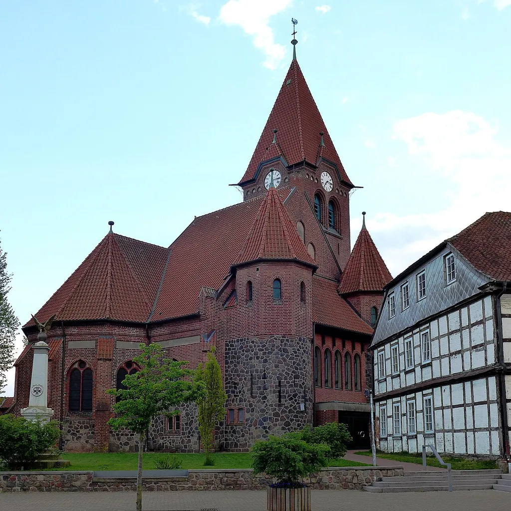 Evang.-Luth. St. Johannes Kirche in Dahlenburg, Blick vom Marktplatz in 2015-05. Kirche erbaut in 1903 bis 1905 auf den Grundmauern und unter teilweiser Beibehaltung von Feldstein-Außenmauern der Vorgängerkirche. Architekt Wilhelm Matthies (1867-1937) aus Bardowick.