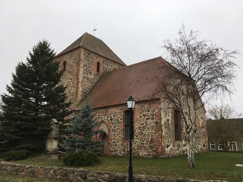 Die Feldsteinkirche in Schweinrich, Wittstock/Dosse entstand vermutlich im 15. Jahrhundert. Im Innern steht unter anderem ein Altarretabel aus dem ersten Viertel des 17. Jahrhunderts.