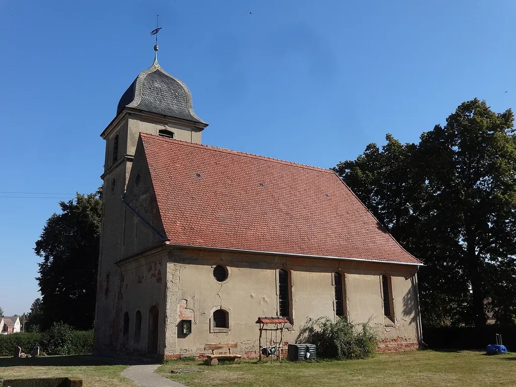 Die Dorfkirche in Niendorf, Gemeinde Ihlow (Fläming) wurde im 18. Jahrhundert auf dem Sockel eines Vorgängerbaus errichtet. 1908 wurde sie von der Kirchengemeinde neobarock überformt. Im Innern befinden sich unter anderem ein Altar sowie eine Kanzel aus dem 18. Jahrhundert.