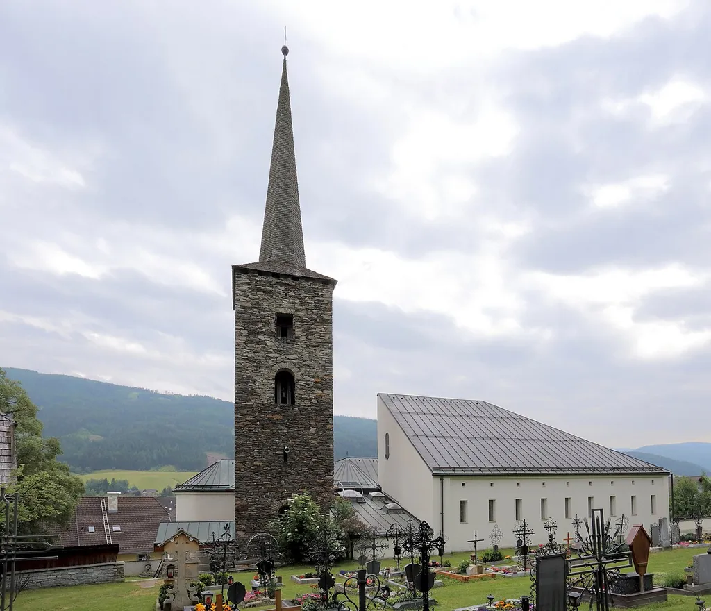 Katholische Pfarrkirche hl. Ulrich in der Salzburger Gemeinde Unternberg. Die Kirche ist nach Plänen von Heinz Tesar in den Jahren 1978/79 zum Teil neu errichtet worden.