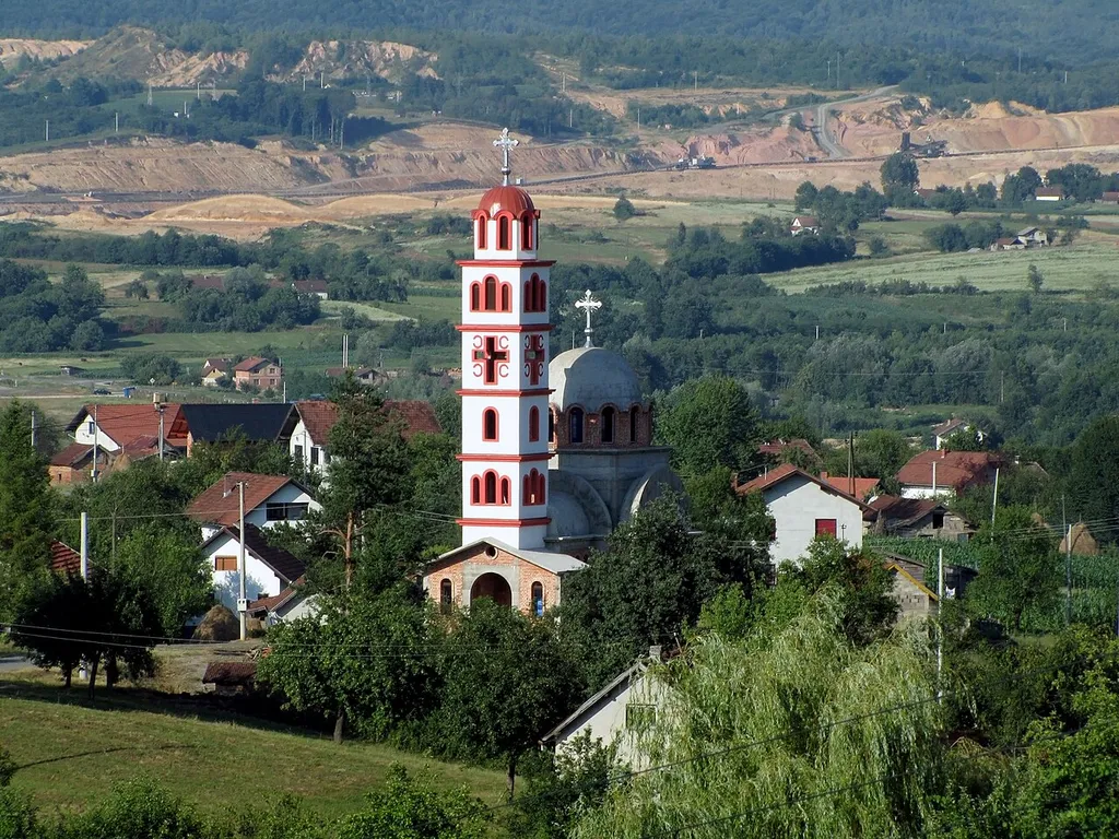 Село Љеб, црква у изградњи посвећена Успењу Пресвете Богородице. У позадини се види дио површинског копа рудника лигнита Станари.