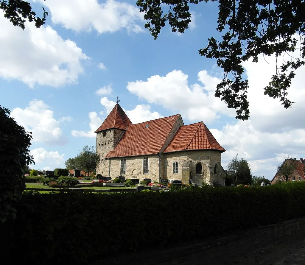Die St.-Alexandri-Kirche stammt im Ursprung aus dem 12. Jahrhundert, Mauerreste auf der Südseite der Kirche belegen das. Allerdings stammen wesentliche Teile der Kirche aus dem 13. Jahrhundert.