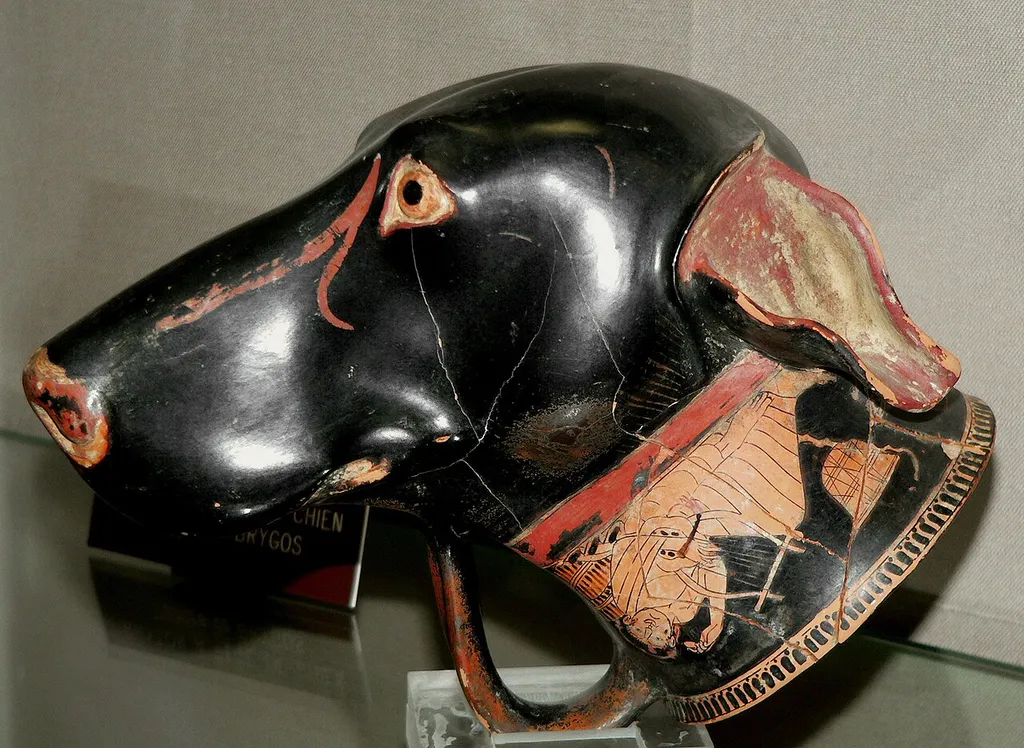 Rhyton à tête de chien