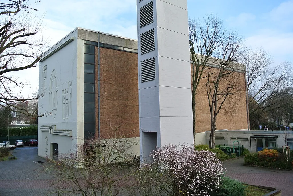 Katholische St. Matthias-Kirche in Frankfurt-Nordweststadt, Thomas-Mann-Straße 2; Bauzeit: 1963-1965; Architekten: Hermann Mäckler und Alois Giefer; Baudenkmal