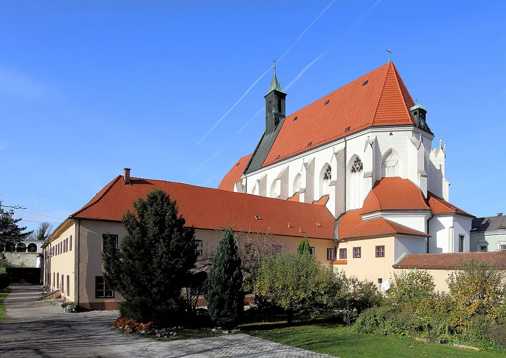 Südostansicht des Kapuzinerklosters in der niederösterreichischen Bezirkshauptstadt Wiener Neustadt. Die Klosteranlage besteht aus der hochgotischen ehemaligen Minoritenkirche (um 1330) und dem südlich anschließenden Klostergebäude, ein zweigeschossiger, frühbarocker Vierflügelbau mit quadratischem Hof.