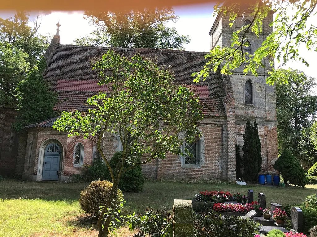 Die Dorfkirche Gutenpaaren der Stadt Ketzin/Havel im Landkreis Havelland ist eine Backsteinkirche aus dem 14. Jahrhundert. Im Innenraum steht unter anderem ein Kanzelkorb aus der Zeit um 1700.