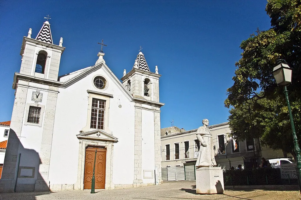 Templo dos sécs. XV a XXI da Ordem de Santiago composto por uma única nave com paredes de alvenaria. Em 1487 é Igreja Paroquial sendo elevada a Igreja Matriz em 1521, após a formação do Município, com D. Manuel I. O actual aspecto da Igreja, resulta dos arranjos efectuados entre 1835 e 1850. Em 1910 é encerrada ao culto, reabrindo posteriormente no ano de 1929. Na fachada principal, um Portal Renascentista - sécs. XV/XVI, que apresenta no lintel as insígnias da Ordem de Santiago. Do período Barroco, os azulejos, destacando-se os painéis de azulejos historiados da Capela-Mor. A pintura da abóbada Neoclássica é do pintor francês - Mestre Pierre Bordes, actualmente descaracterizada após obras efectuadas em 2001. No Largo fronteiro ergue-se a Estátua de homenagem ao Padre Abílio Mendes, seu Pároco entre 1932 e 1953. <a href="http://www.cm-barreiro.pt/pt/conteudos/municipio/patrimonio+cultural/religioso/Igreja+Santa+Cruz.htm" rel="noreferrer nofollow">www.cm-barreiro.pt/pt/conteudos/municipio/patrimonio+cult...</a> <a href="http://loc.alize.us/#/flickr:3451297222" rel="noreferrer nofollow">See where this picture was taken.</a> <a href="https://www.flickr.com/groups/geotagging/discuss/72157594165549916/">[?]</a>