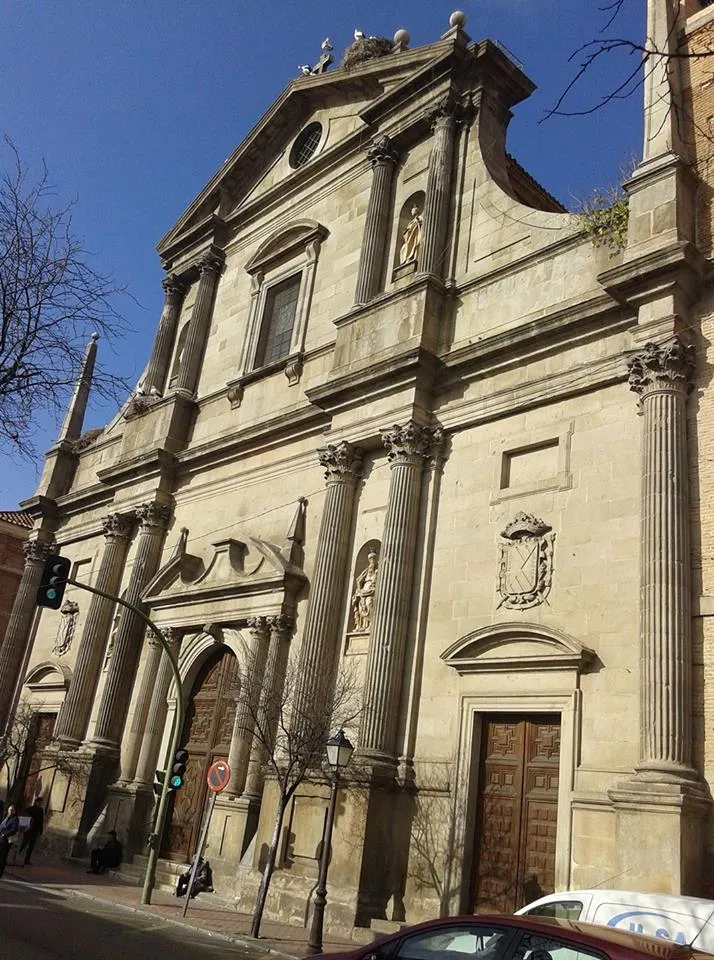 Fachada de la iglesia de los jesuitas de Alcalá de Henares.