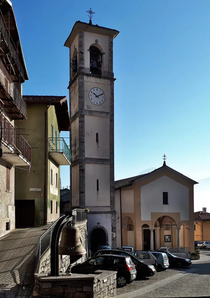 Chiesa dei Santi Pietro e Paolo (Garzeno). Sulla sinistra sale la Via Sopra Pozzi.