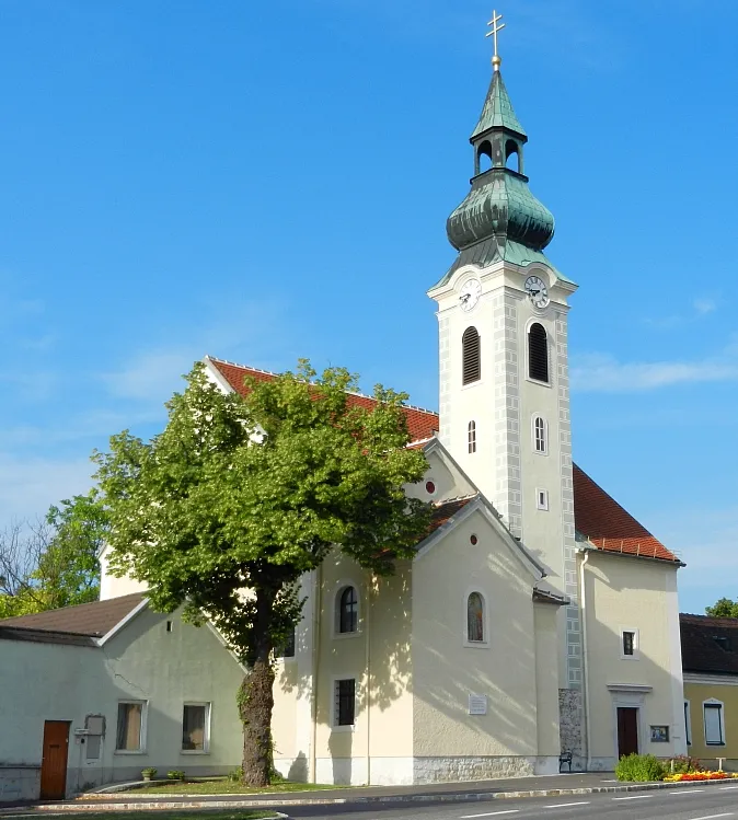 Die Katholische Pfarrkirche hl. Lorenz in Moosbrunn. Geschützt nach § 2a des Denkmalschutzgesetzes.