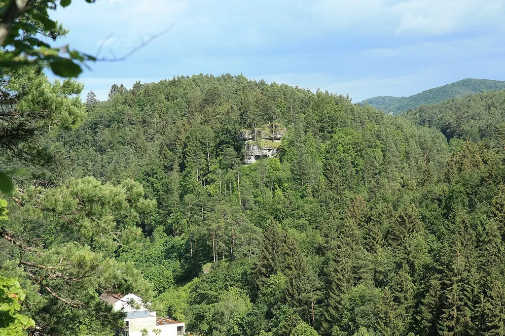 Der Burgstall Schlüsselberg über der Pulvermühle