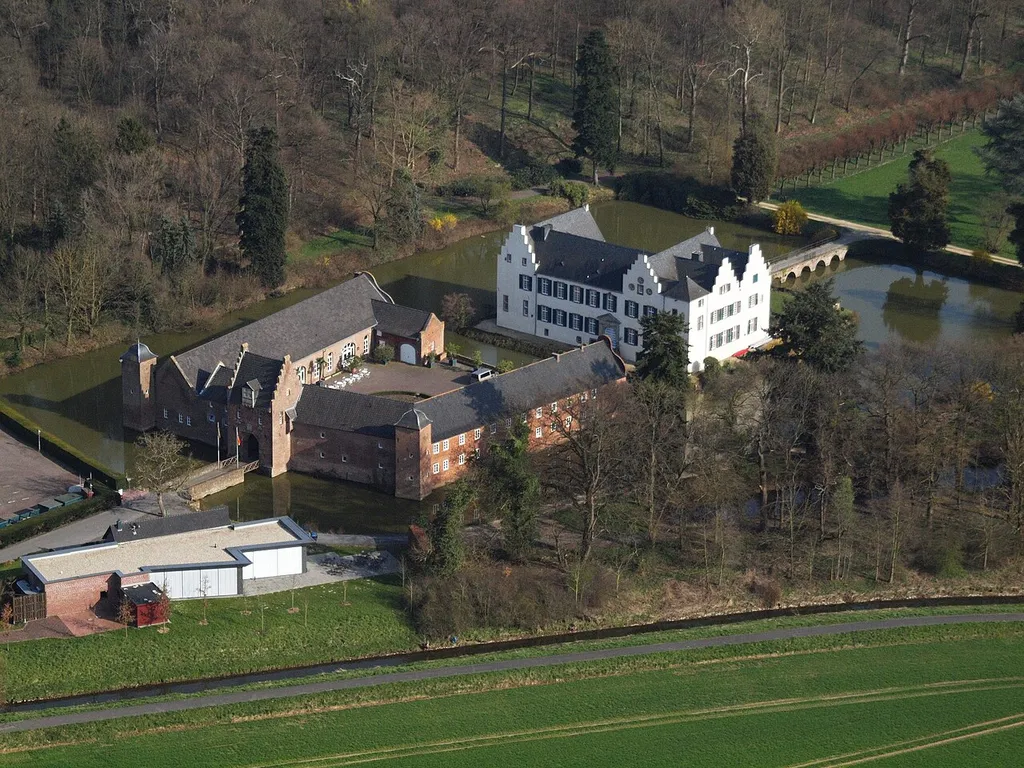 Burg Heimerzheim aus nordwestlicher Richtung, Luftaufnahme (2015)