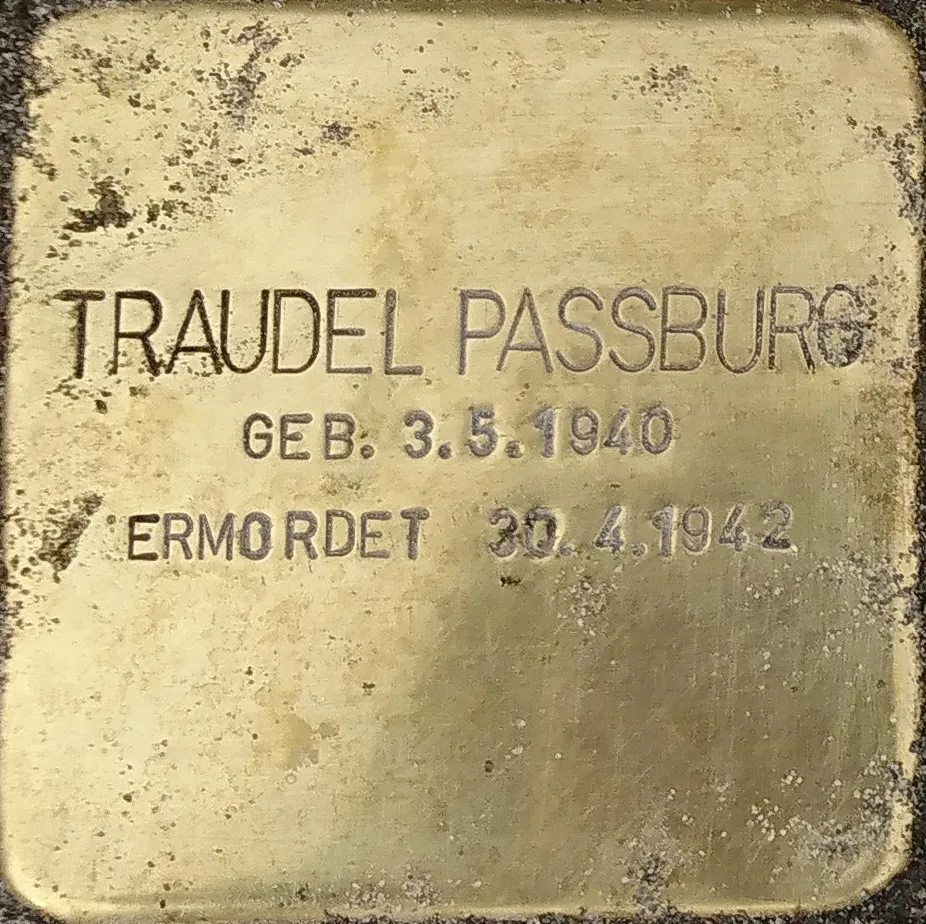 Vor Haus 25 an der Henny-Schütz-Allee