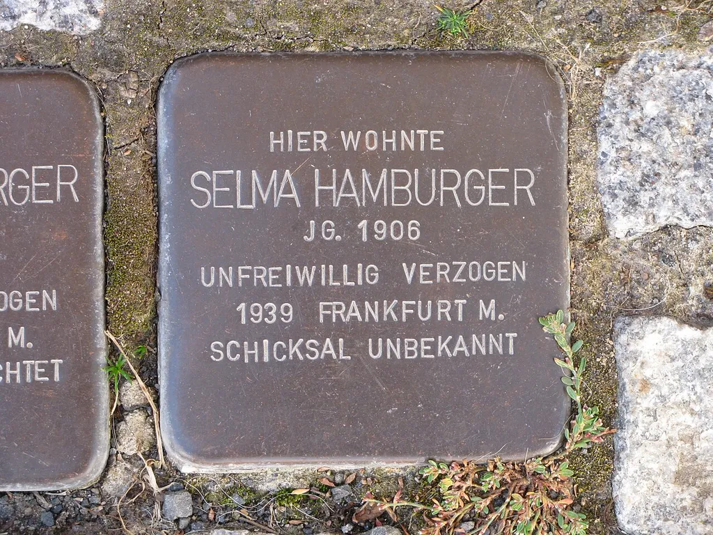 der Stolperstein für Selma Hamburger vor dem Haus Langstraße 53 in Ronneburg-Hüttengesäß