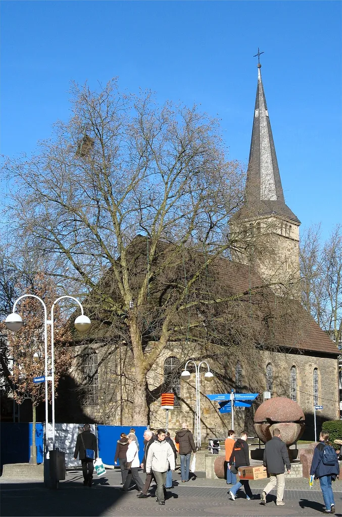 Pauluskirche, die älteste protestantische Kirche der Innenstadt. Sie wurde nach dem Westfälischen Frieden von 1648 zwischen 1655 und 1659 als schlichtes Renaissancegebäude errichtet. Nach einem Bombenangriff auf Bochum am 12. Juni 1943 brannte sie völlig aus und wurde 1950 im ursprünglichen Stil einer Dorfkirche wieder aufgebaut. Paulus-church, the oldest protestant church within the city. It was built between 1655 and 1659 as a simple renaissance building after the Westphalien-Peace of 1648. It burned down completely during an air attack on the 12th of June 1943. After the war it was reconstructed in its former style as a village-church.