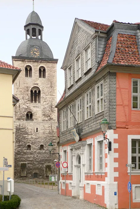 Kirche St. Sebastian Königslutter und Rathaus links und rechts Foto aufgenommen von Benutzer Benutzer:AxelHH, April 2006