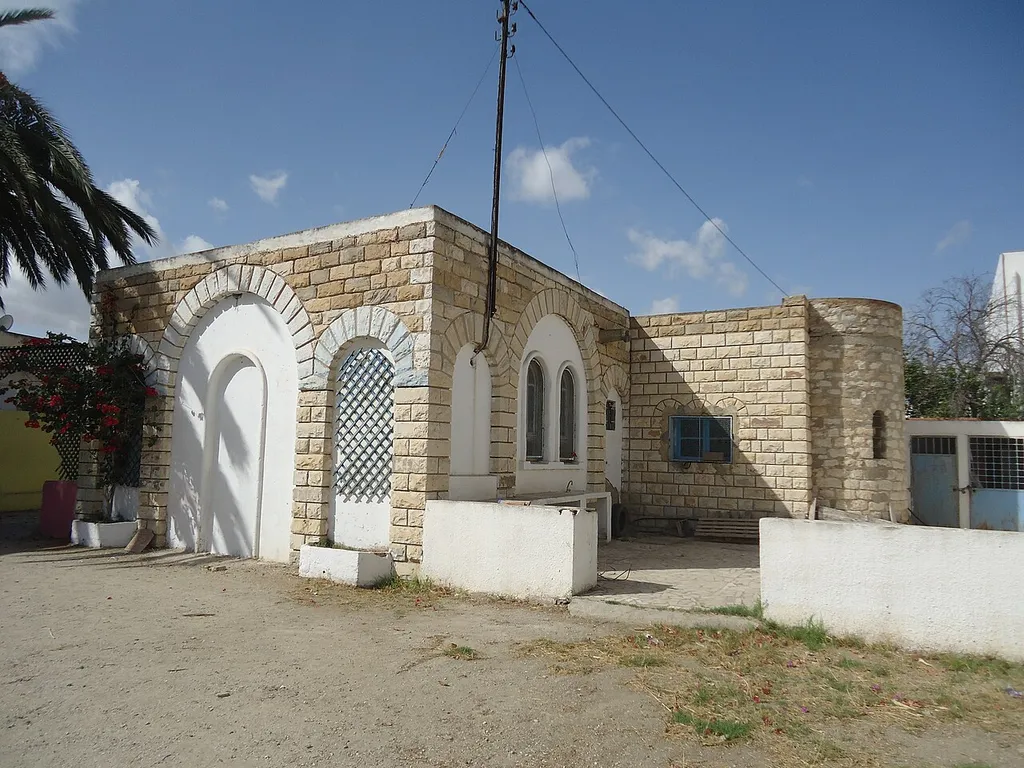 Façade sud-est de l'ancienne église catholique de Ben Arous en 2023. On remarque la base de l'ancien clocher à droite.