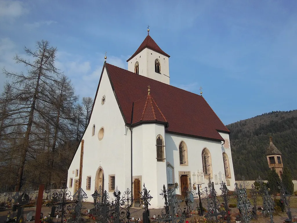 Pfarrkirche St. Peter in Wangen am Ritten (Südtirol): Erste Kirche umm 1175-80 erbaut. Von der ersten Kirche ist nicht mehr viel übrig, da sie Anfang 16. Jh. umgebaut wurde. Die heutige Kirche weist gotisches Gepräge auf.