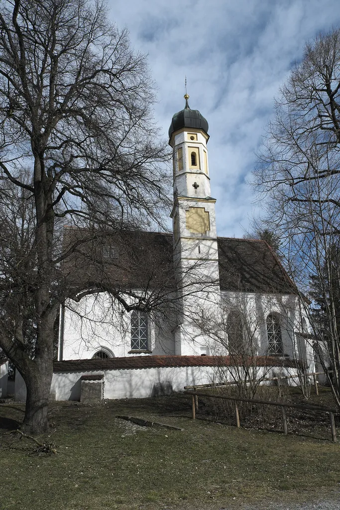 Katholische Filialkirche St. Johannes der Täufer im Ortsteil Töllern in Weilheim in Oberbayern im Landkreis Weilheim-Schongau (Bayern/Deutschland)