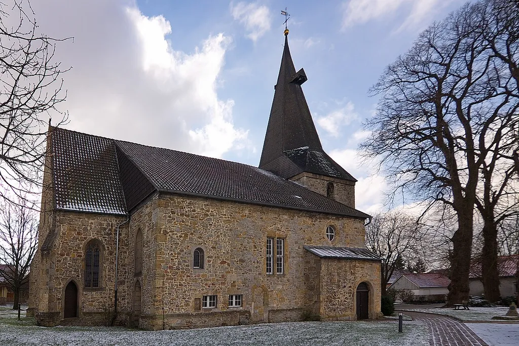 St. Andreaskirche mit Turm aus 12.Jhd. in Gadenstedt (Ilsede), Niedersachsen, Deutschland