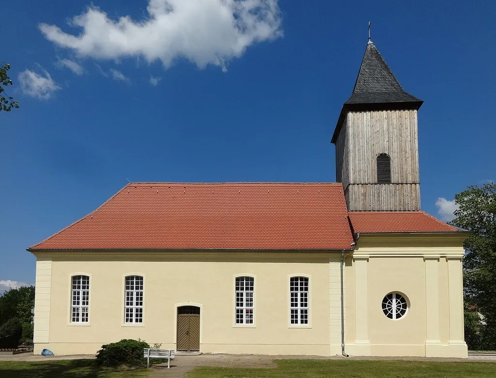 Die Dorfkirche Märkisch Wilmersdorf ist eine verputzte Saalkirche aus dem Anfang des 18. Jahrhunderts. Sie wurde 1746 um einen Kirchturm und ein Jahr später nach Osten hin um eine Gruft erweitert. Im Innern befinden sich eine schlichte Ausstattung aus der Bauzeit der Kirche sowie eine Fünte aus dem Jahr 1660.