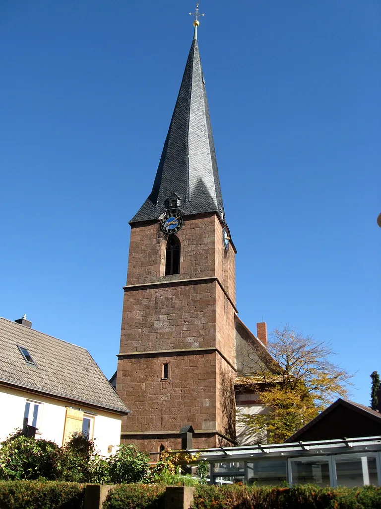Turm der Protestantischen Pfarrkirche von Rhodt unter Rietburg