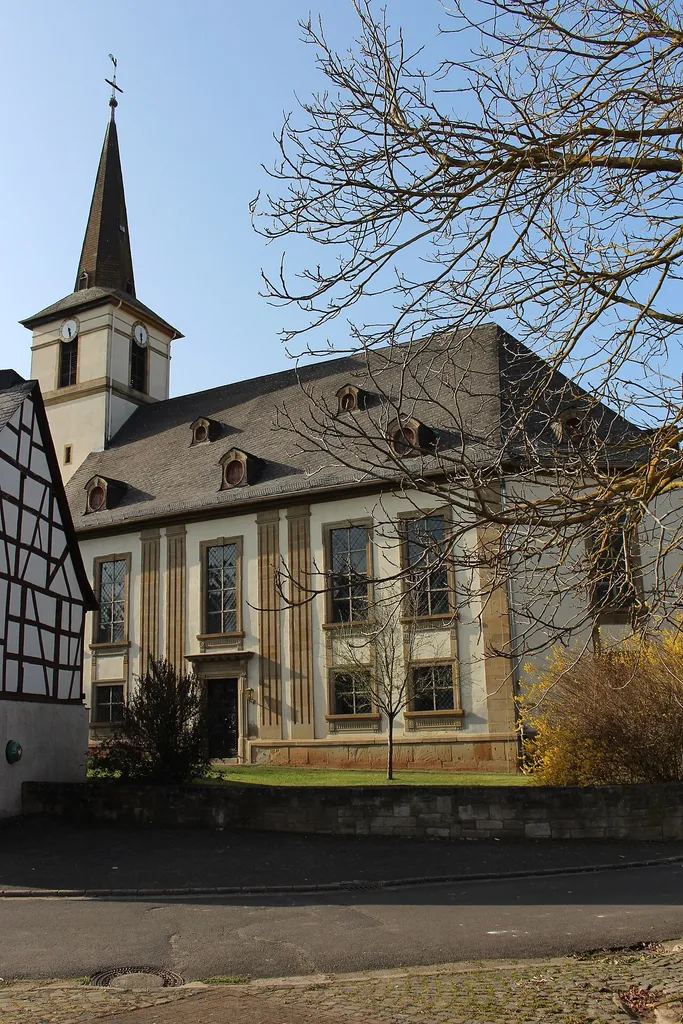 frühklassizistischer Saalbau, 1783–86, Landbauinspektor Lindemann, Westturm im Kern romanisch, 1837 erhöht