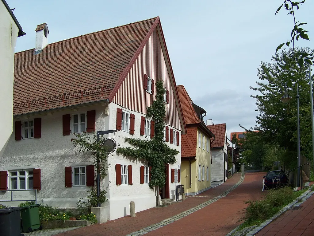 Rottenburg an der Laaber. Ehemaliges Handwerkerhaus. zweigeschossiger, verputzter Blockbau mit Satteldach und verbrettertem Giebel, 1682. Rückgebäude mit Fassbinderwerkstatt, 19. Jahrhundert. Das sogenannte "Binder-Pehr-Haus" beherbergt das Handwerksmuseum.