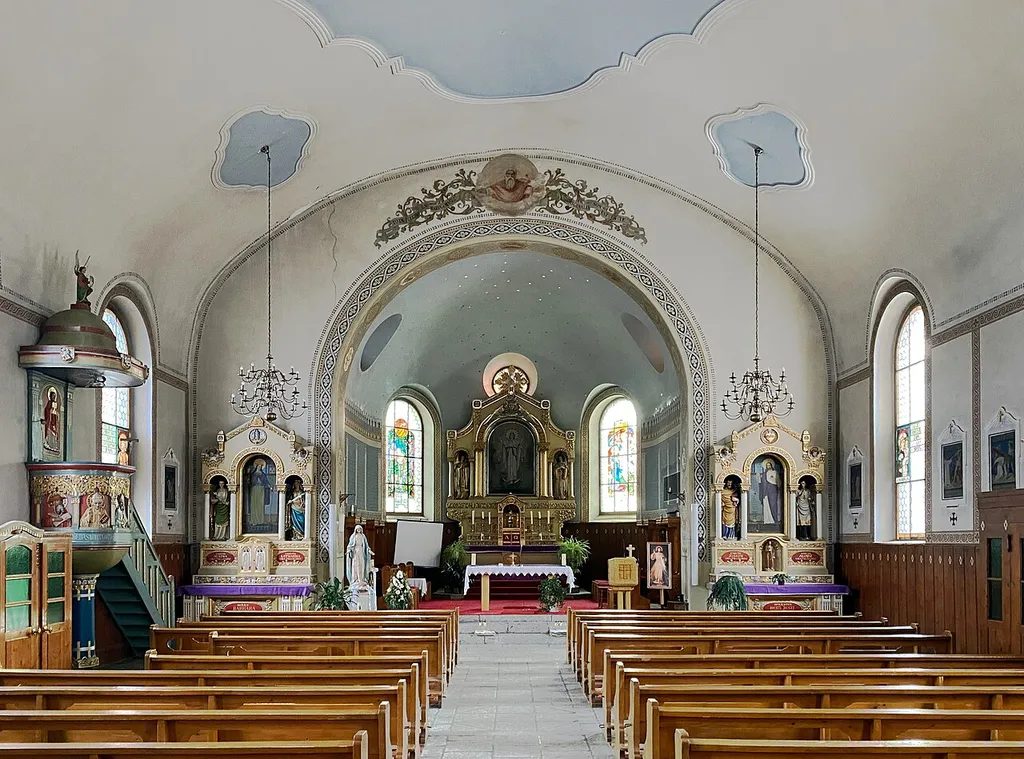 Maria Lourdes in Ried-Mörel, Blick auf den Altar. Die Kirche wurde von 1910 bis 1912 nach Plänen von Adolf Gaudy im Jugendstil errichtet. Hochaltär und Seitenaltäre stammen von Otto Holenstein, das jeweilige Altarblatt von Ludwig Werl.