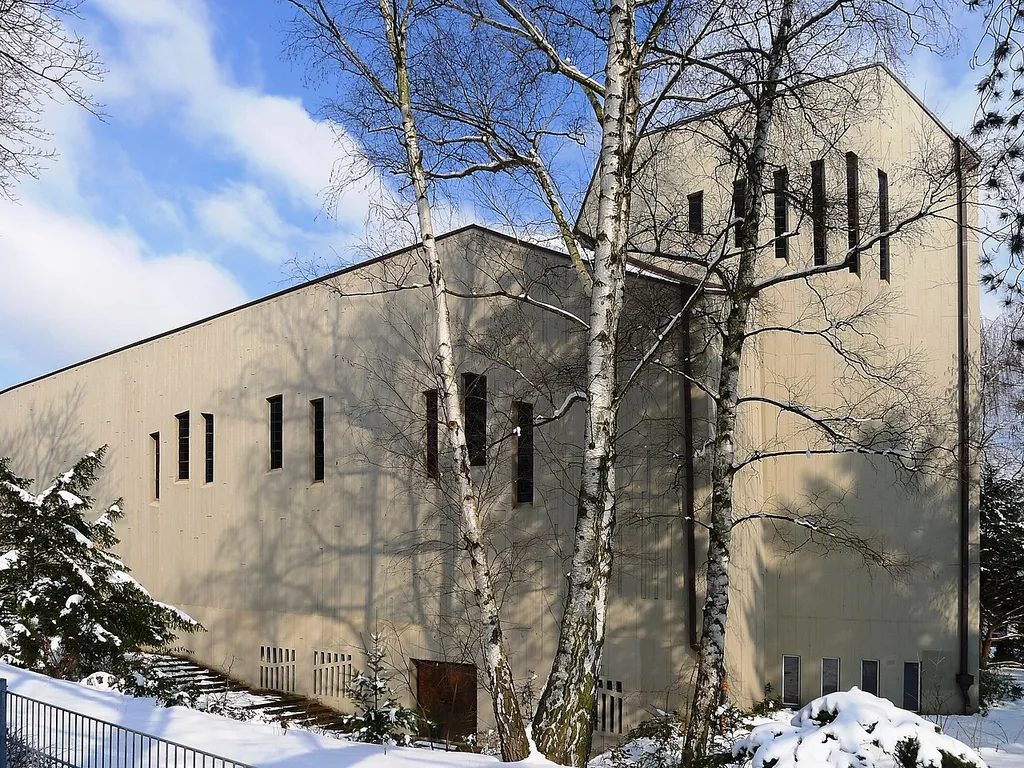 Blick von der Mansfelder Straße auf die Kirche.